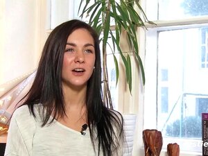 Erstens: Die süße Azubi aus Dortmund kümmert sich im Badezimmer um