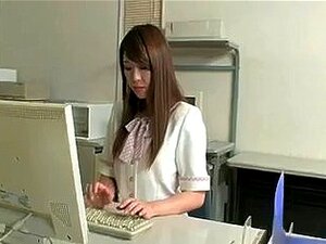 Eine japanische Büroangestellte beherrscht ihren Chef mit