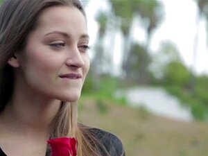 Yoga-Süße bekommt ihre Muschi geöffnet. Das süße Yoga-Mädchen