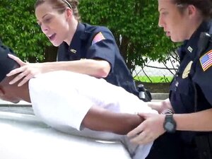 EBONY-Schläger züchtet ZWEI uniformierte weiße MILFS im Freien.