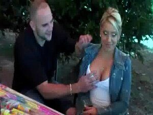 Verzweifelte Süße nackt in der Öffentlichkeit und fickt, um die