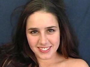 Die heiße Lady Kacey Kox spielt mit ihren riesigen Titten. Die