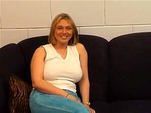 Mama mit riesigen süßen natürlichen Titten,