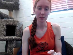 Dünne Solo-Süße masturbiert ihre rosa rasierte Muschi im Porno