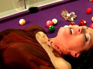 Glückliche MILF-Fotze wird auf dem Billardtisch geleckt. Gefährliche