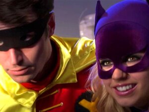 Pijpende babes trio met joker. Pijpende babes driehoeksverhouding met