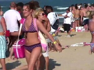 Mimmit pitävät hauskaa rannalla. Ryhmä mehukkaita bimboja alkoi