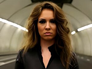 Heiße Latina-Schönheit in einem Catsuit sucht in der Stadt nach