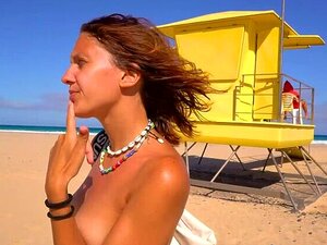 Ich werde vom Rettungsschwimmer am Strand geschlagen