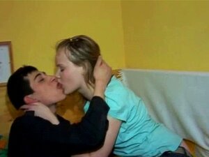 Wilde Indoor-Sex-Action. Freche Schlampe bevorzugt es, den