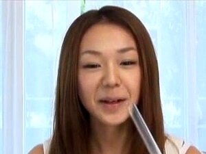 Freche JP-MILF Sakura Hirota übt mit Früchten, bevor sie den Schwanz