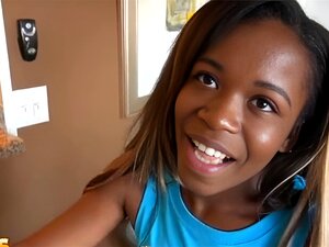 Top notch zwart seductress voedt sensuele mond met lul