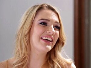 Курваста МИЛФ Јелена прстима и лиже
