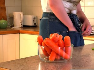 Heet Kim Cumms speelt met wortel en spuit