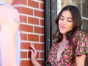 PASSION-HD Überraschung im Gartenfick mit der kleinbrüstigen Arielle