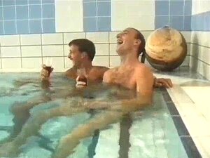 Dreier am Pool