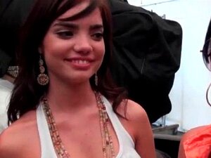Бринета лутка се скида гола и јебе за