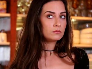 Isorintainen puhelinseksioperaattori Lena saa oikeaa toimintaa,