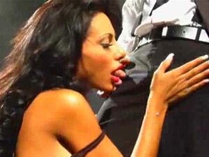 Hete busty brunette neukt maffiastijl - nm17