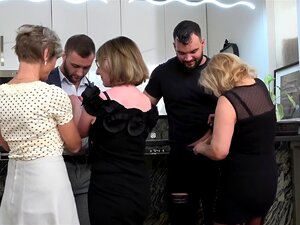Ich ging zu meinem 1. Oma Fickfest! Erstaunlich schlagen! Von OldieX