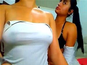 Slet stiefzussen. Twee slet stiefzussen die op de webcam spelen