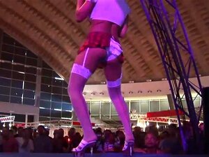 show lesbien torride sur la scène publique