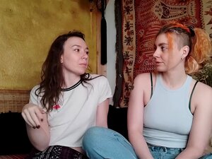 Zuerst - Lesbische Squirting-Action mit Inanna und Zora aus Berlin