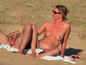 Französisches Paar am Strand in der Vollversion