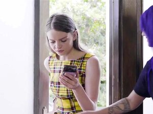 Uma garota fofa e seu meio-irmão querem chamar a atenção de seus