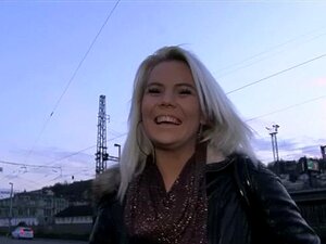18-jährige Blondine nimmt einen Schwanz voller Sperma, um für ein
