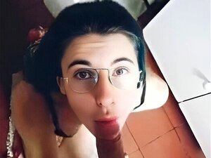 Französische Emo-Hottie lutscht einen Schwanz