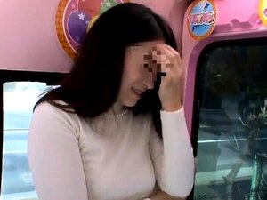 Vanha mummo silmälaseissa sormeilee karvaista pilluaan