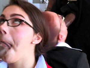 Bekleidete Babe wird gefickt. Cfnm-Action, als die geile Babe die