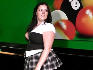 Plumper in Netzstrümpfen ihre fette Fotze geleckt