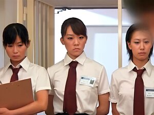 Asiatisches Gefängnis-Gangbang mit Polizistinnen, die harte Schwänze