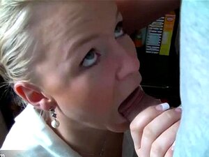 Blonde Süße von nebenan wird in der Umkleidekabine durchgefickt