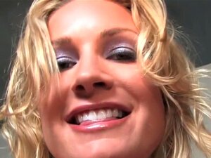 Flower Tucci's Cougar-Muschi und Arsch werden von BBCs durchgenommen