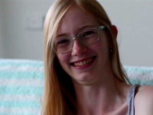 Ersties: Schüchterne Süße gibt uns die heiße Reise ihres Körpers