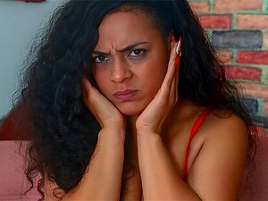 Peruanische Brünette mit Lockigem Haar Wird auf der Casting-Couch