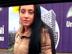 La dolce Anna Rose fa un pompino al tipo e si fa