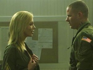 der sexy, üppige blonde Soldat. der frische blonde, freche Soldat mit