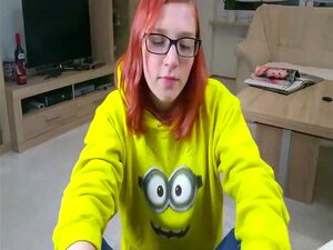 La rossa geeky riceve una sborra in faccia, è un cazzo piuttosto