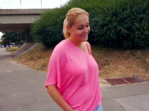 Angezogene Babe zeigt ihre riesigen Titten in der Öffentlichkeit.