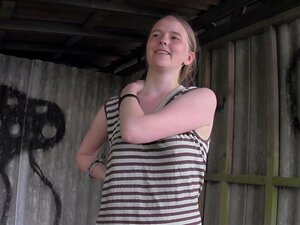 Freches Amateurpaar spielt kostümierte Fickspiele für Erwachsene,