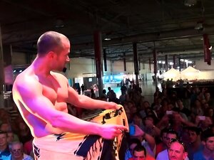 Tauche ein in die faszinierenden Kurven einer heißen, frechen Latina