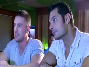 Muskulöser schwuler Hengst bekommt bei einer BJ-Orgie eine