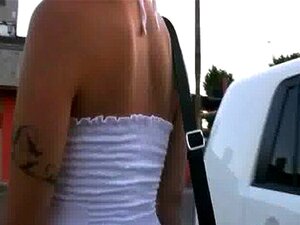 Buste brunette babe wordt geil van showen