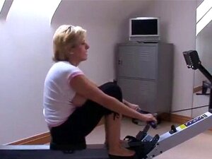 Overspelige uk milf dame sonia toont haar enorme bob. Buxom biseksuele