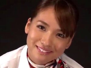 Japanische Schönheit massiert frech in Strumpfhosen. Japanische