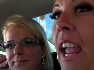 Biseksuaaliset milfit nelinpelissä jäykän kyrvän kanssa